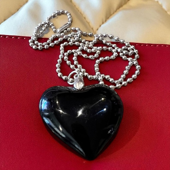Chic Solid Glass Black Heart Pendant Necklace 20” chain - Picture 4 of 16